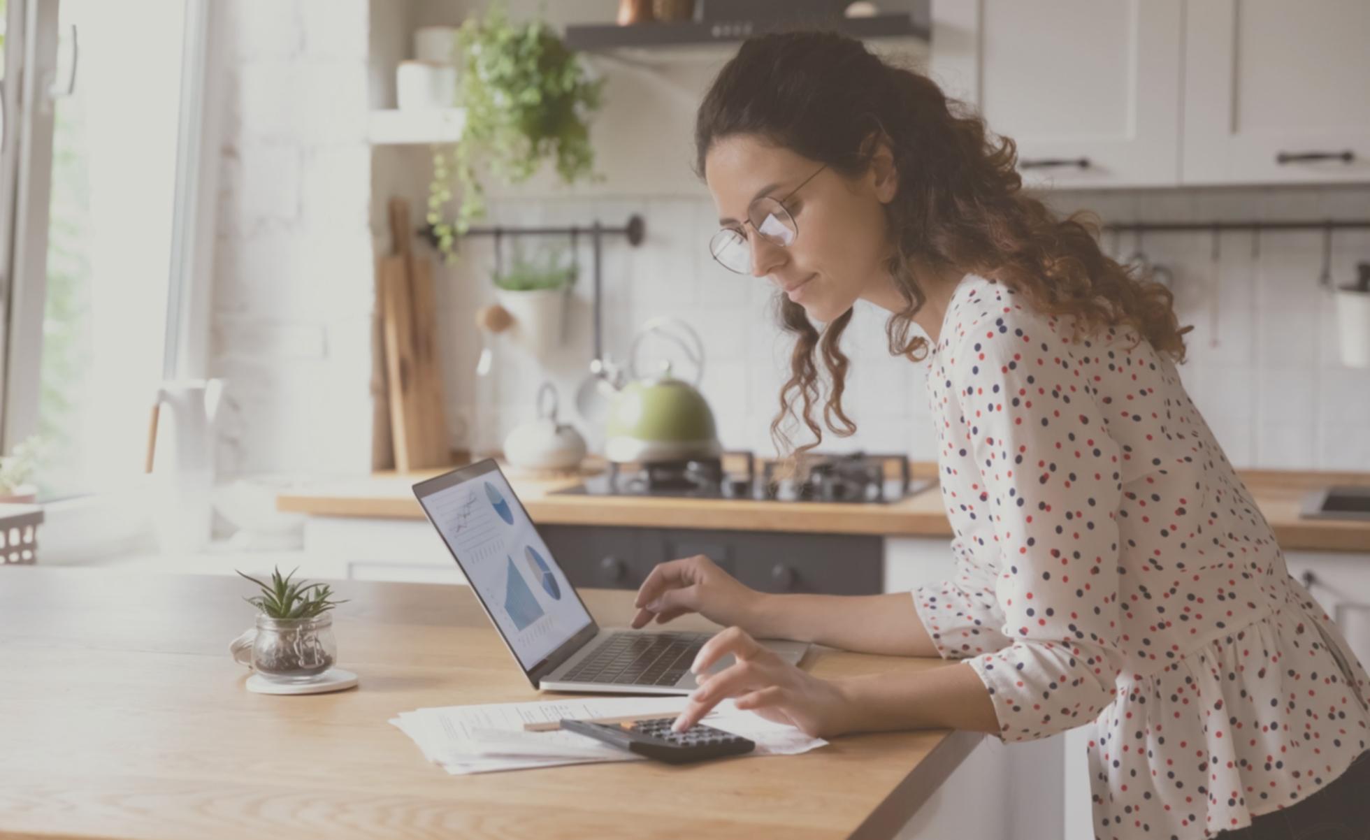 Grupo de trabajo colaborando en sesión de seminario sobre motivación de equipos