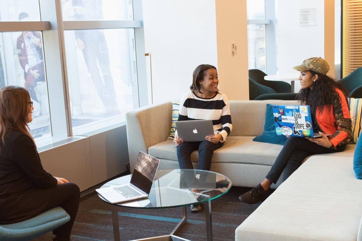 Equipo colaborativo trabajando en proyecto de motivación