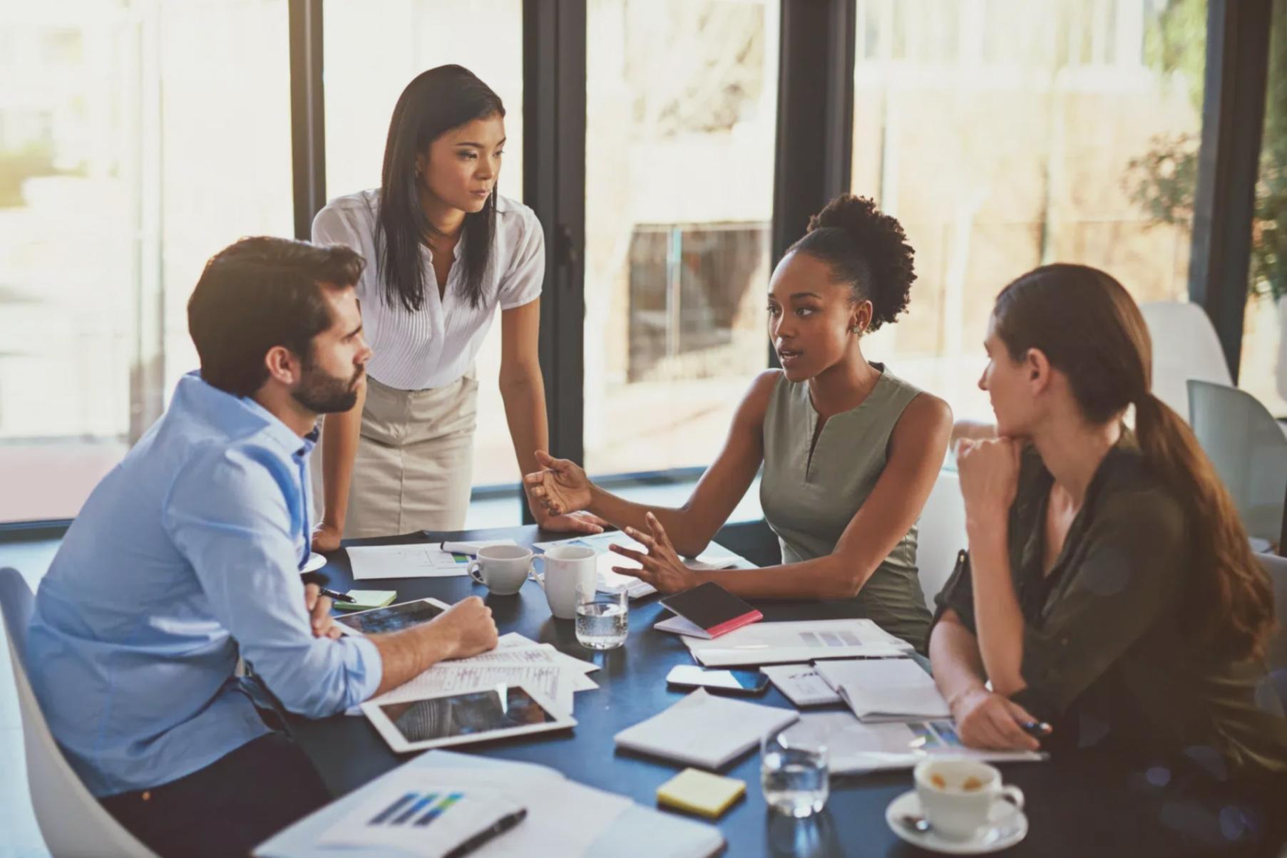 Líder aplicando técnicas aprendidas con su equipo