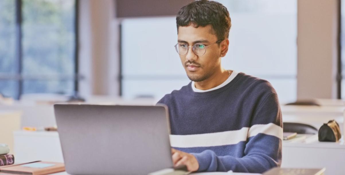 Equipo profesional trabajando en proyecto colaborativo